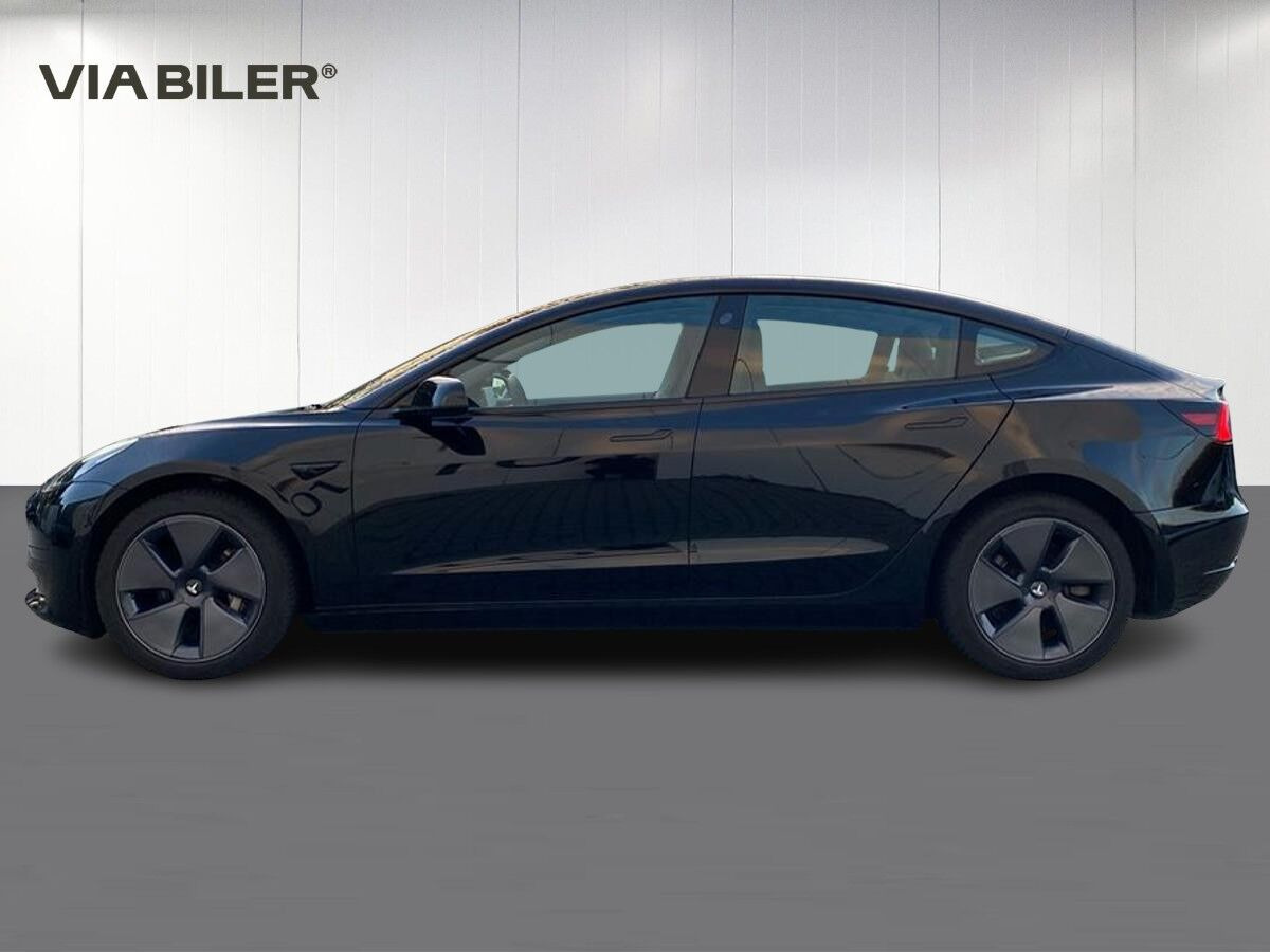 Sort Tesla Model 3 fra 2022