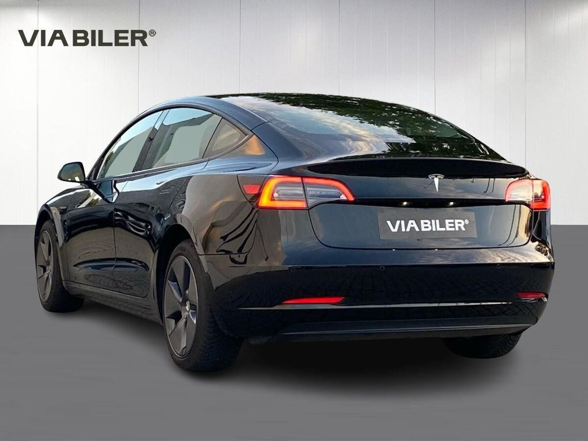Sort Tesla Model 3 fra 2022