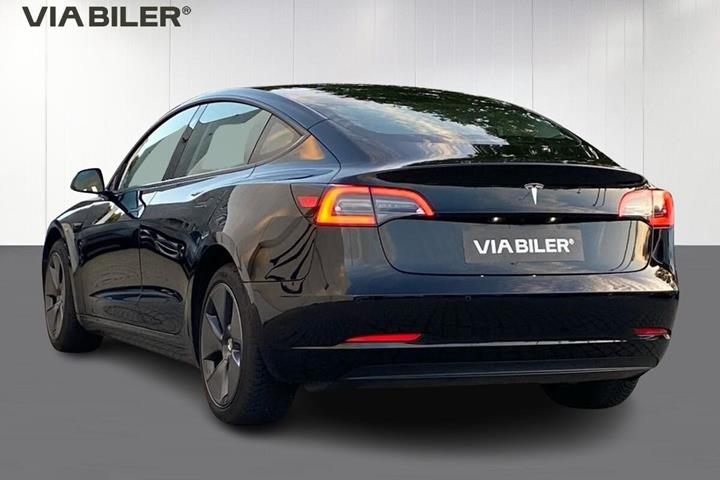 Sort Tesla Model 3 fra 2022