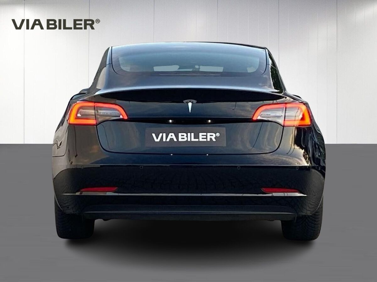 Sort Tesla Model 3 fra 2022