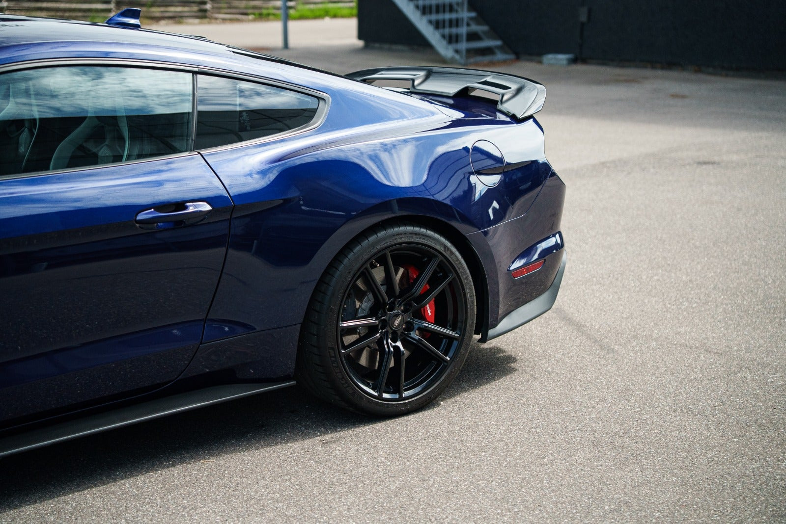 Blå Ford Mustang fra 2021