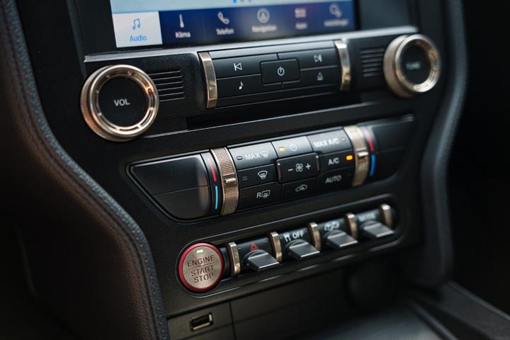 Blå Ford Mustang fra 2021