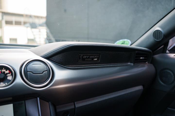 Blå Ford Mustang fra 2021