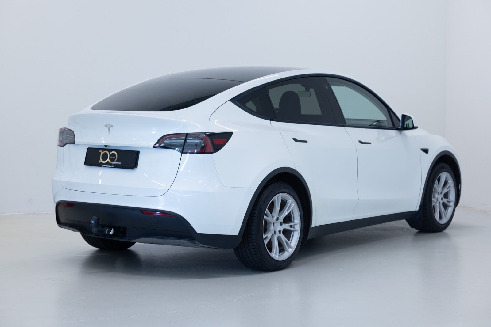 Hvid Tesla Model Y fra 2024