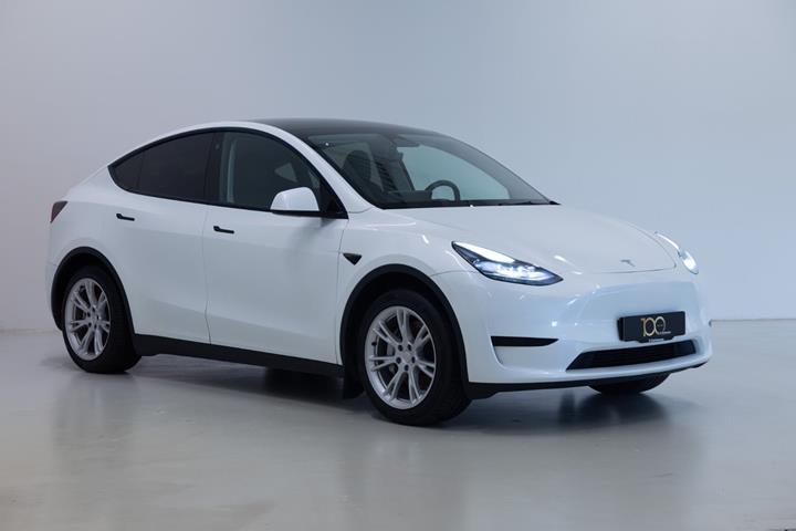 Hvid Tesla Model Y fra 2024