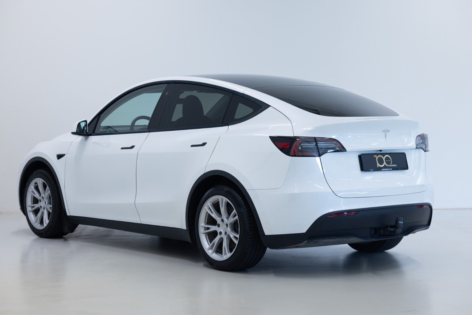 Hvid Tesla Model Y fra 2024