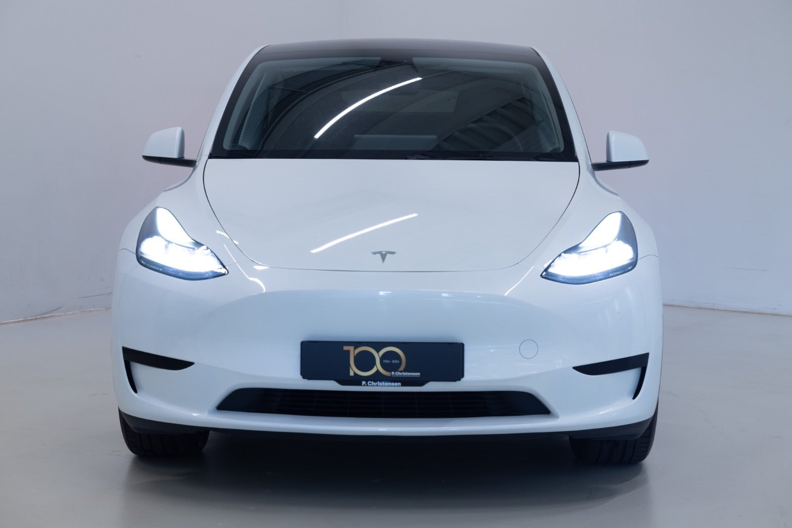 Hvid Tesla Model Y fra 2024