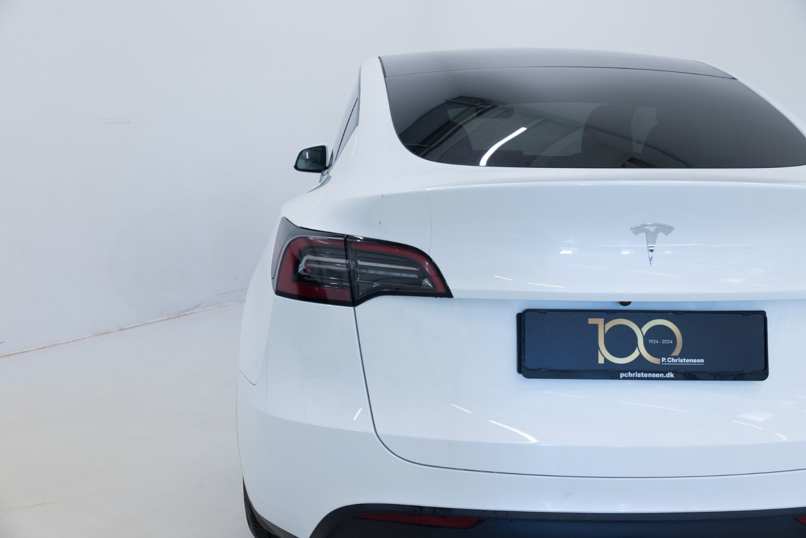 Hvid Tesla Model Y fra 2024