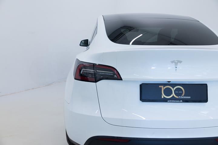 Hvid Tesla Model Y fra 2024