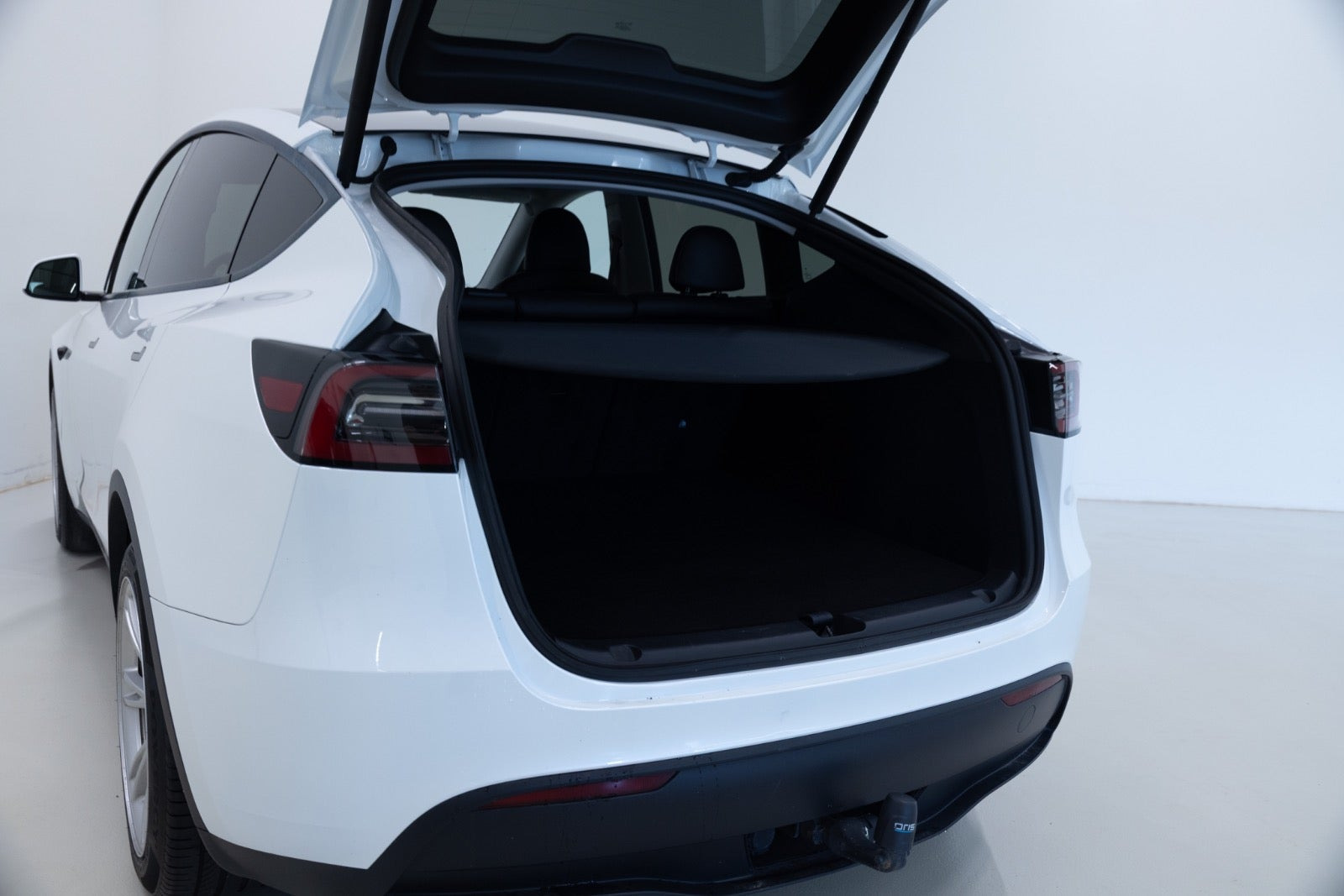 Hvid Tesla Model Y fra 2024