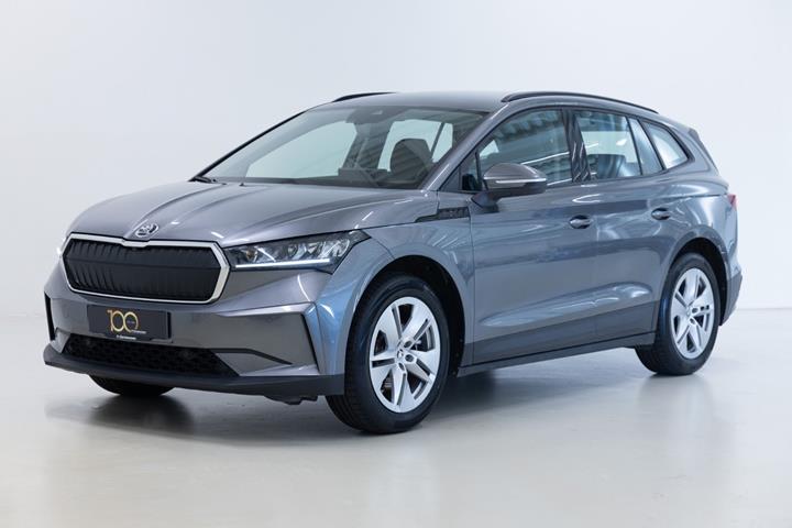 Grå Skoda Enyaq fra 2024 set udefra