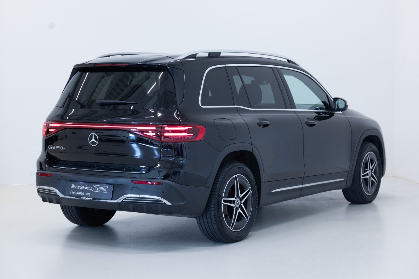 Sort Mercedes EQB250+ fra 2025