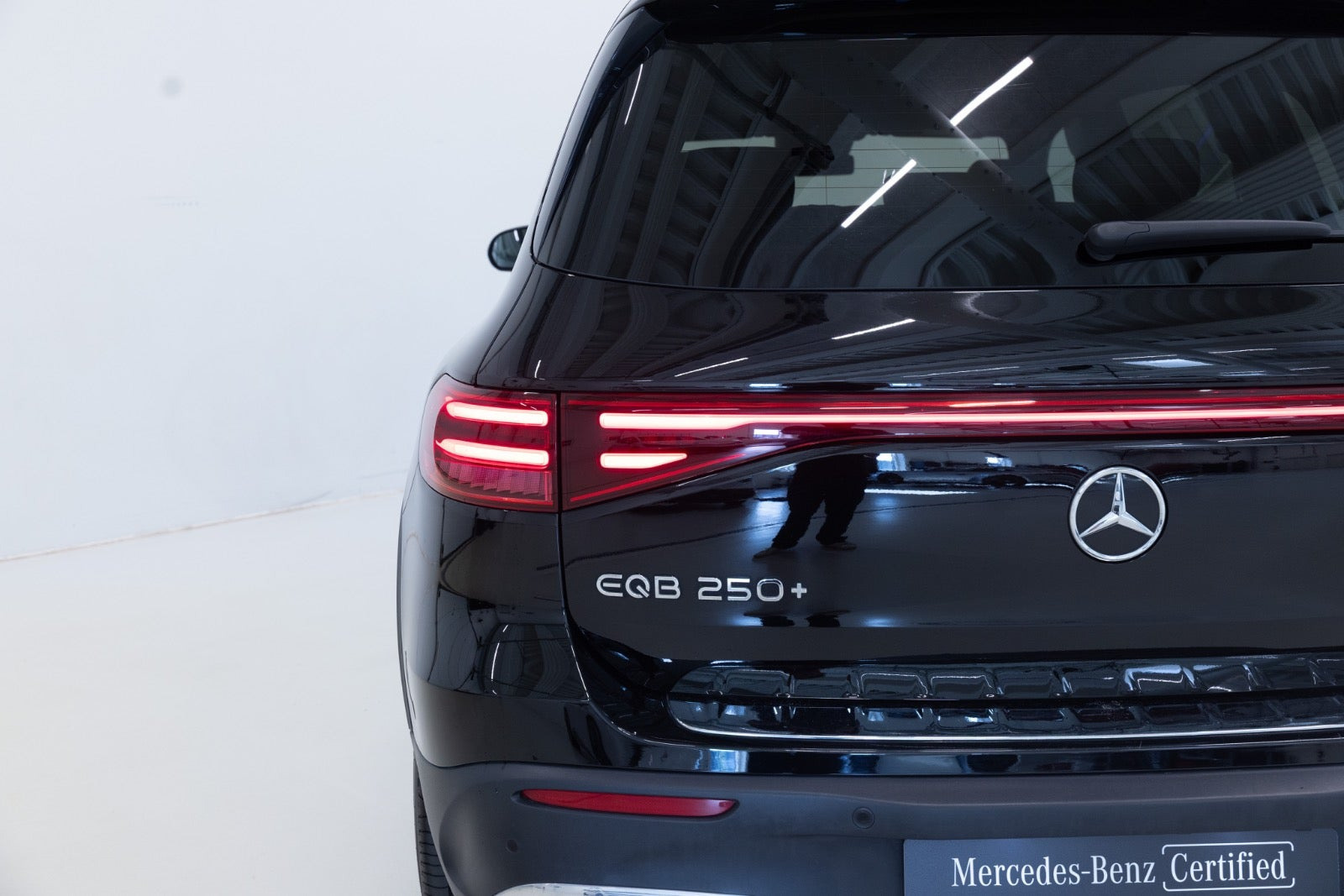 Sort Mercedes EQB250+ fra 2025