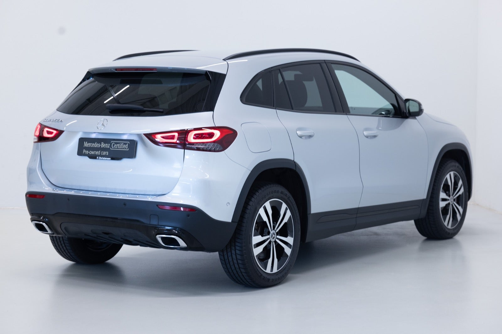 Grå Mercedes GLA250 e fra 2022