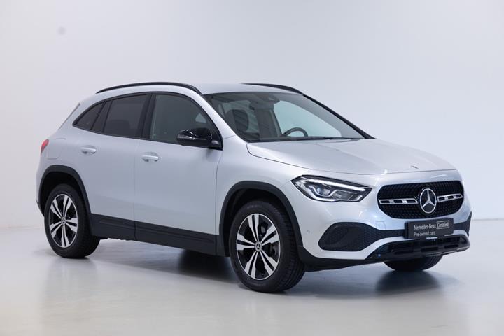 Grå Mercedes GLA250 e fra 2022