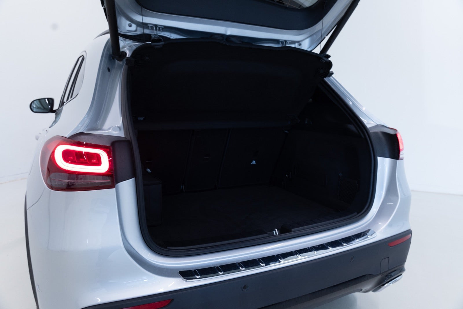 Grå Mercedes GLA250 e fra 2022