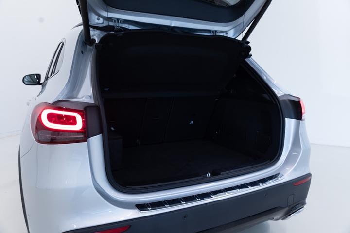 Grå Mercedes GLA250 e fra 2022