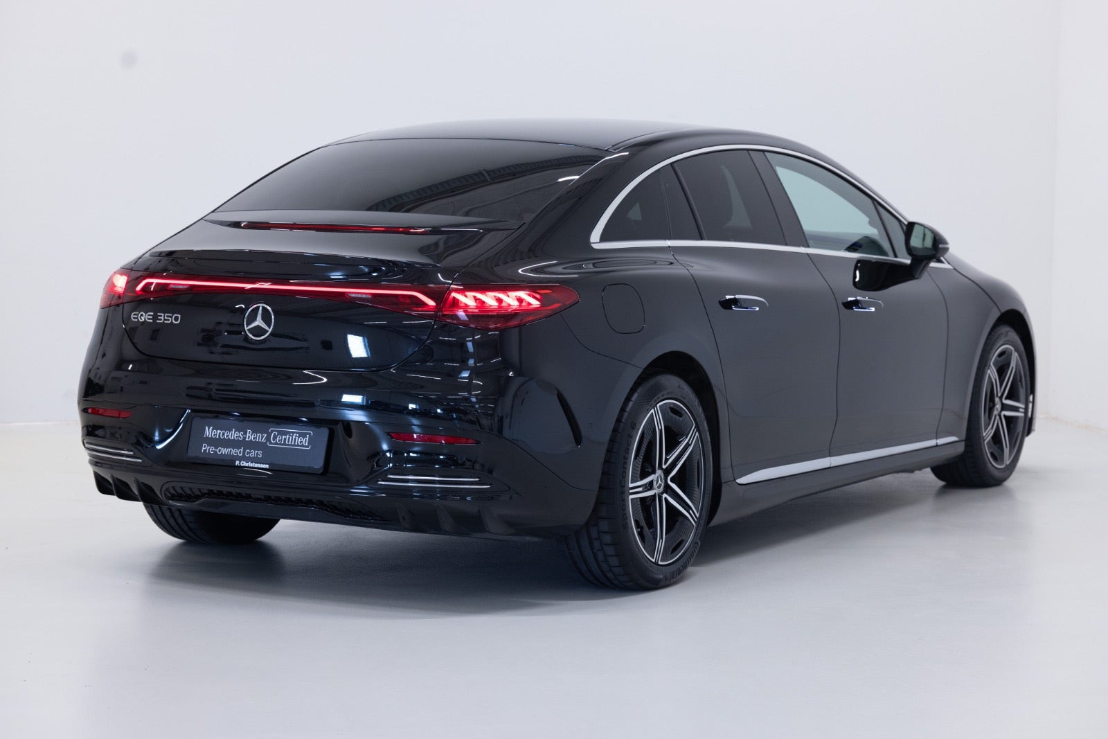Sort Mercedes EQE350 fra 2024