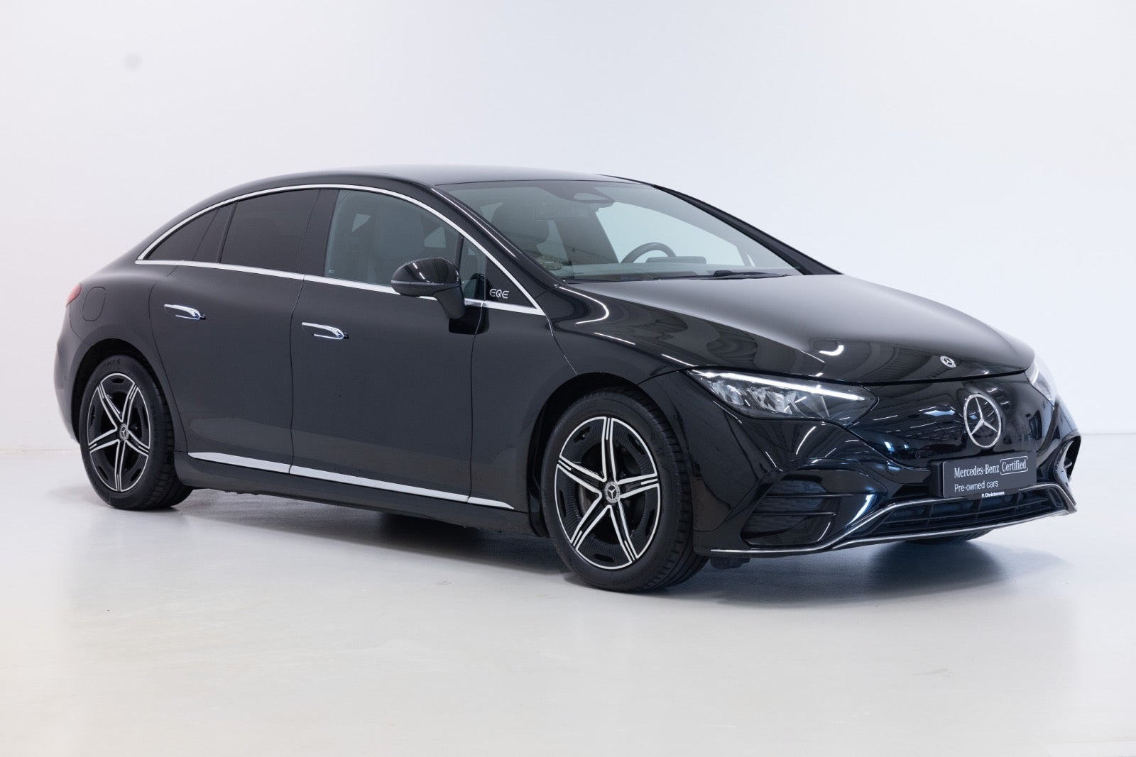 Sort Mercedes EQE350 fra 2024