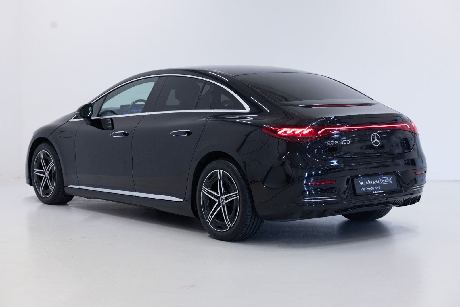 Sort Mercedes EQE350 fra 2024