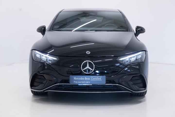 Sort Mercedes EQE350 fra 2024