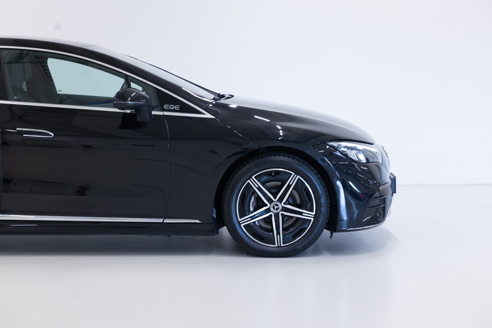 Sort Mercedes EQE350 fra 2024
