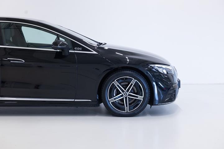 Sort Mercedes EQE350 fra 2024