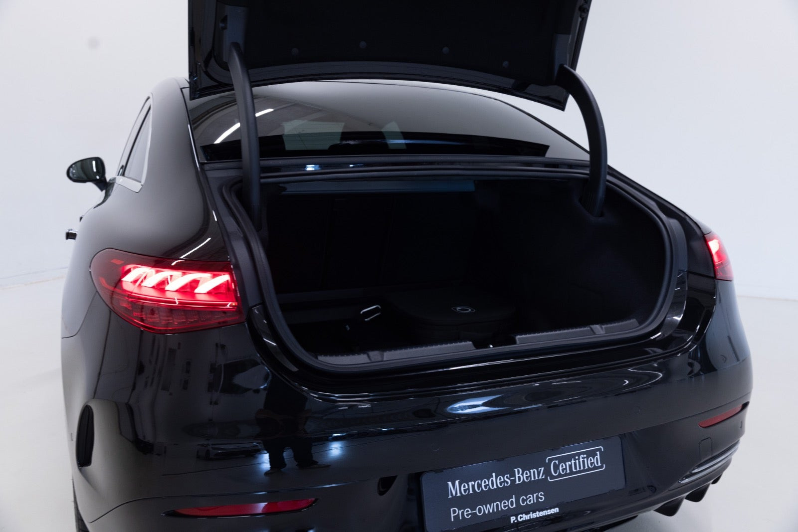 Sort Mercedes EQE350 fra 2024