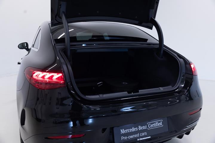 Sort Mercedes EQE350 fra 2024