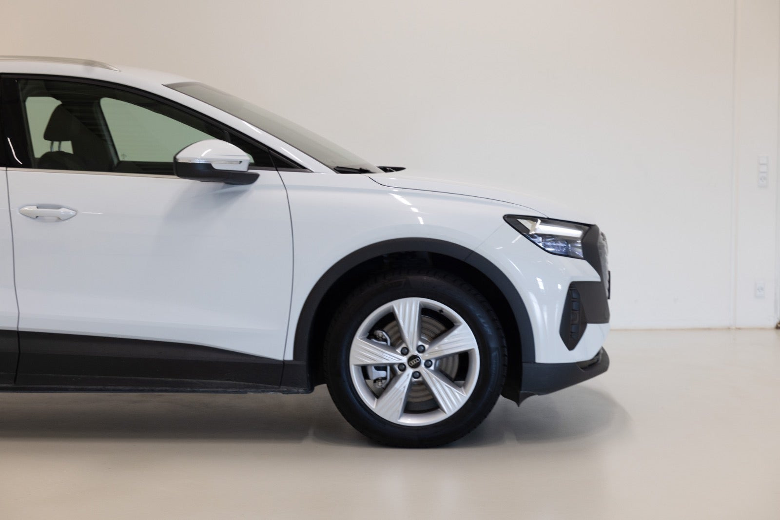 Hvid Audi Q4 e-tron fra 2024