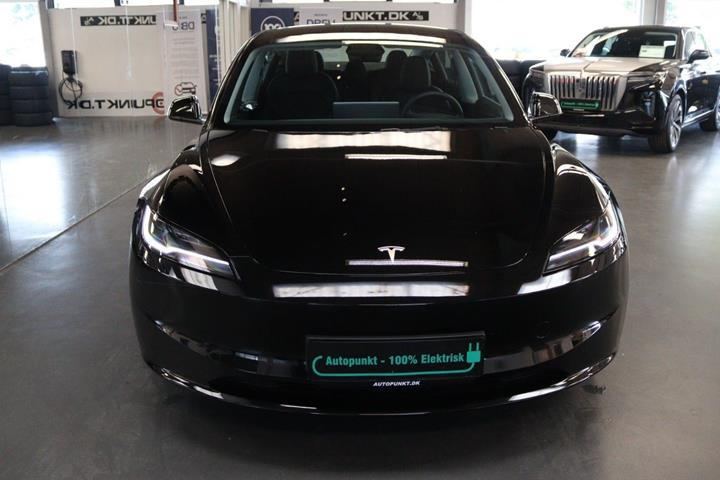 Sort Tesla Model 3 fra 2024
