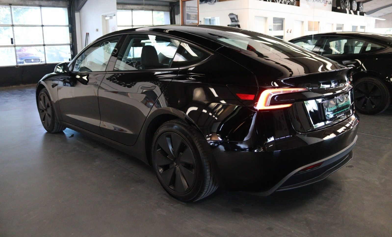 Sort Tesla Model 3 fra 2024