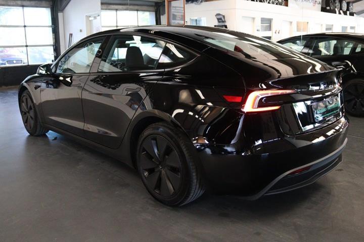 Sort Tesla Model 3 fra 2024