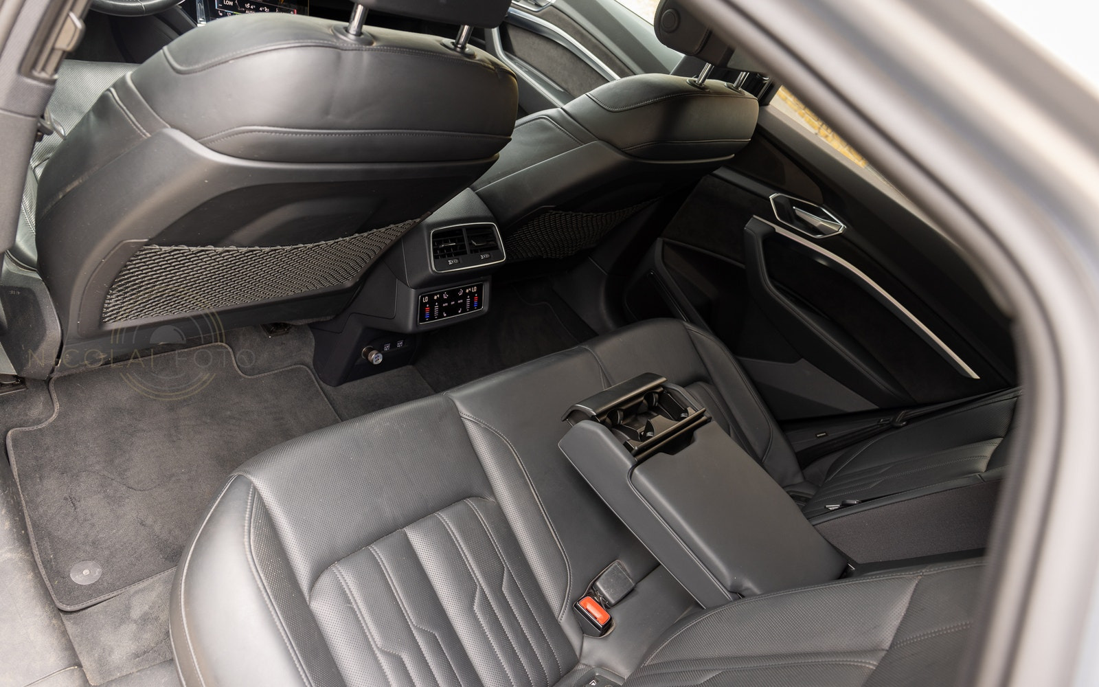 Grå Audi e-tron fra 2019