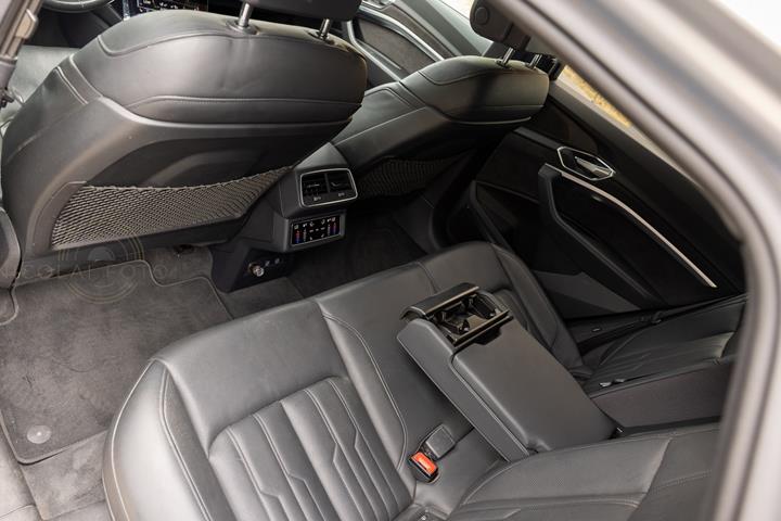 Grå Audi e-tron fra 2019