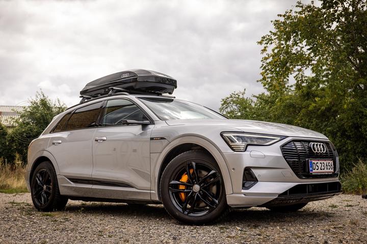 Grå Audi e-tron fra 2019
