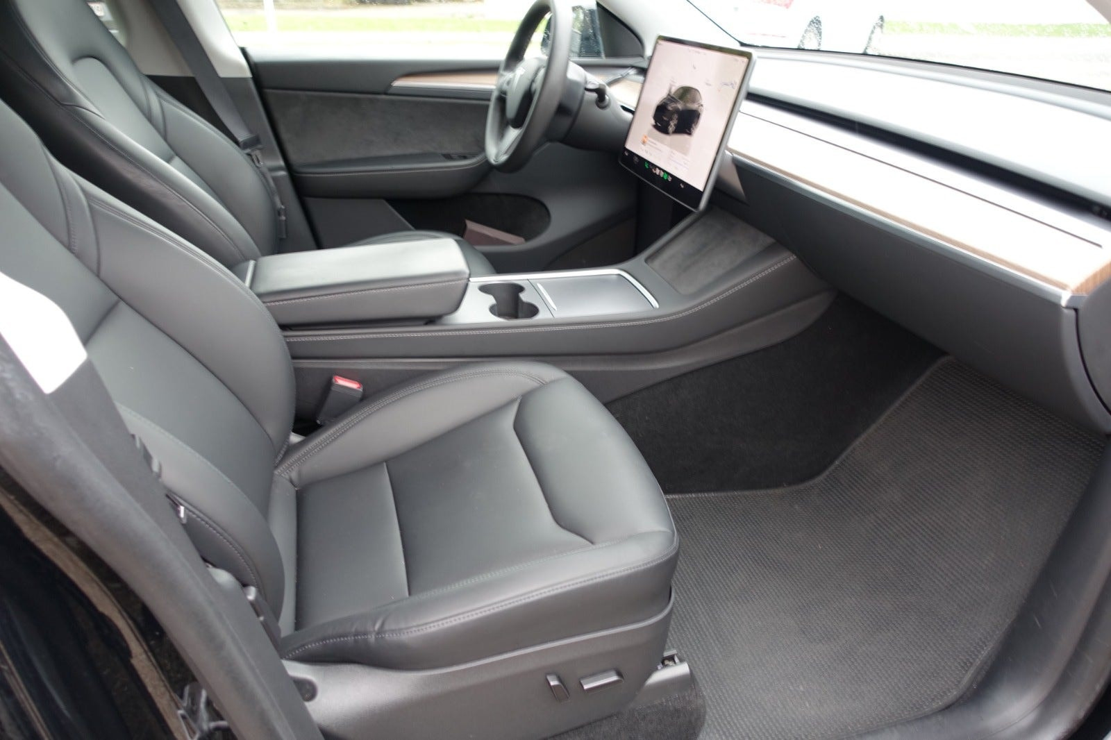 Sort Tesla Model Y fra 2023