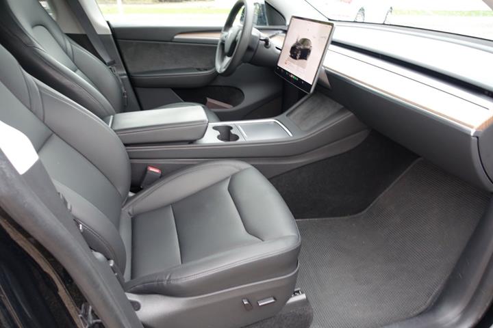 Sort Tesla Model Y fra 2023