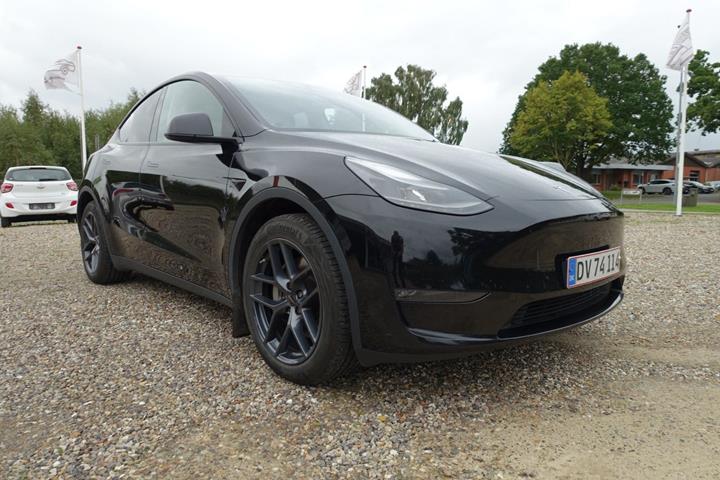 Sort Tesla Model Y fra 2023