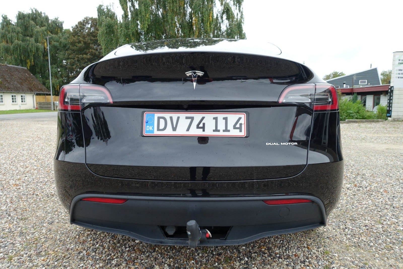 Sort Tesla Model Y fra 2023