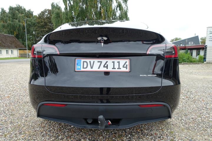 Sort Tesla Model Y fra 2023