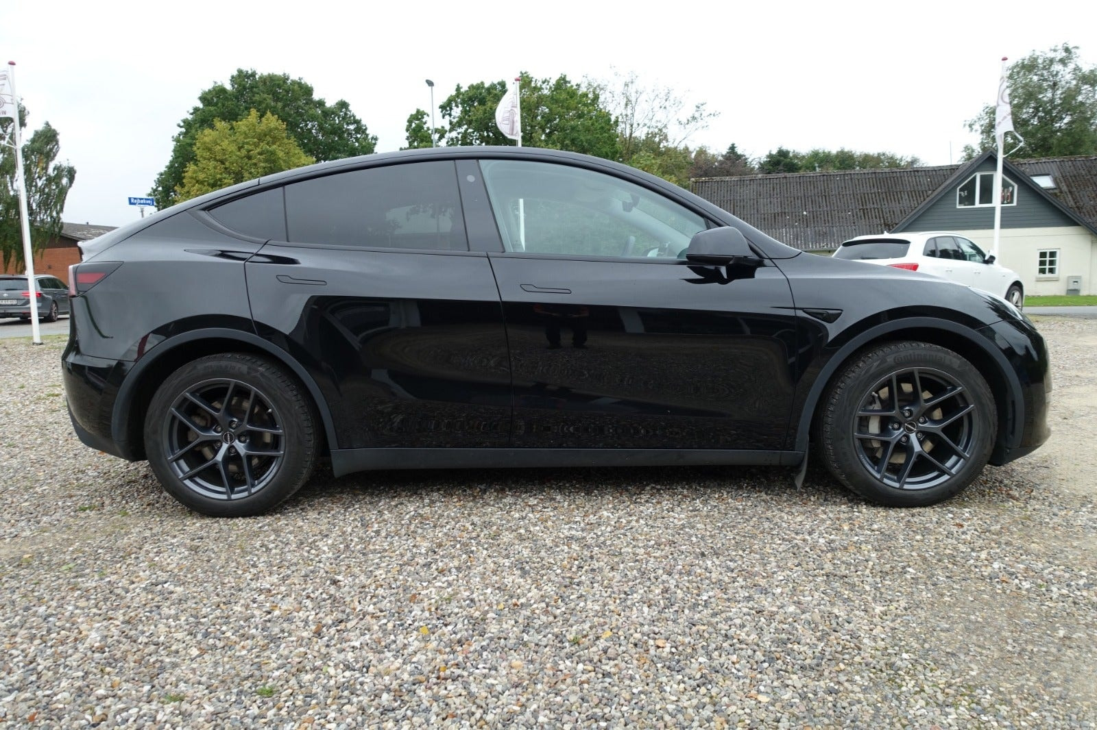 Sort Tesla Model Y fra 2023
