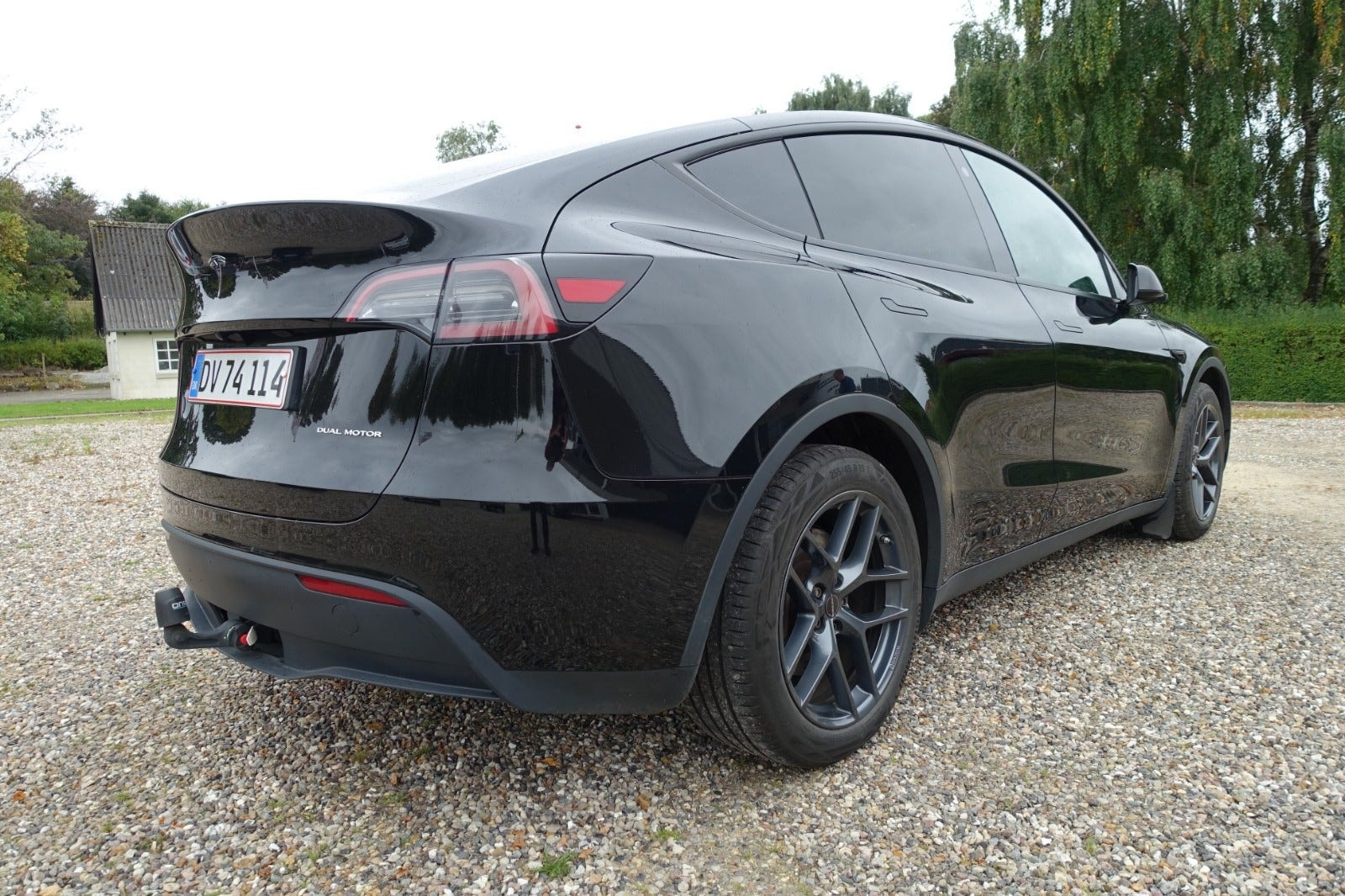 Sort Tesla Model Y fra 2023