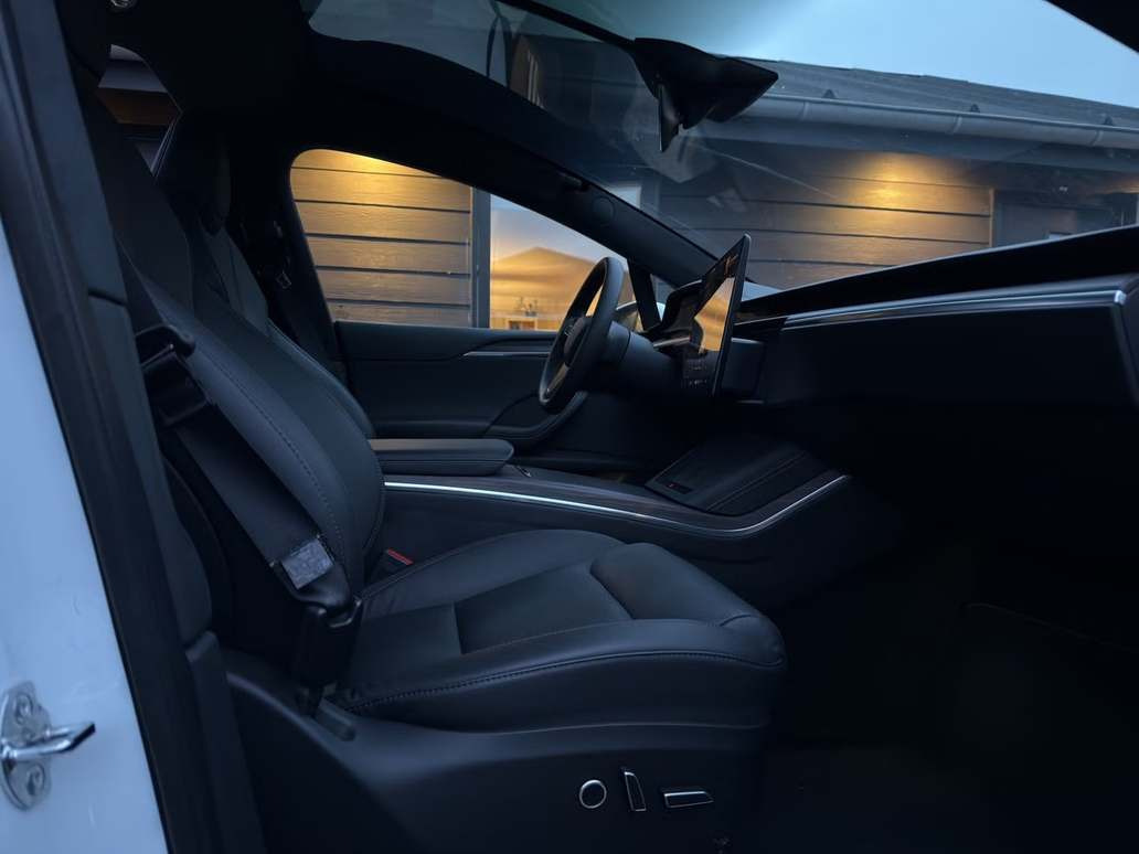 Hvid Tesla Model X fra 2024