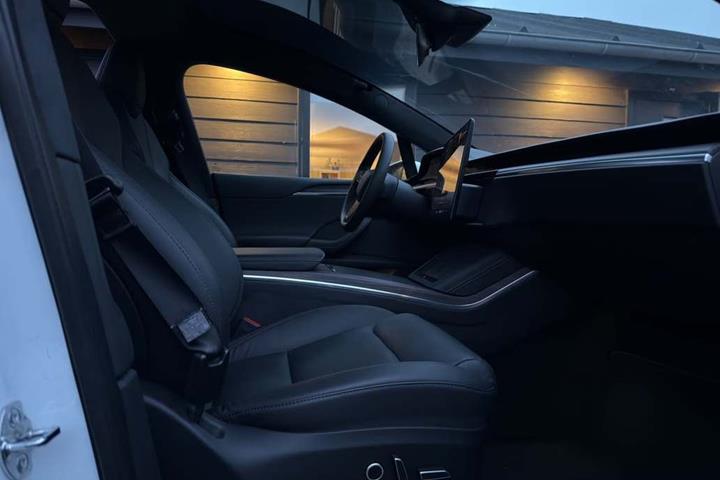 Hvid Tesla Model X fra 2024