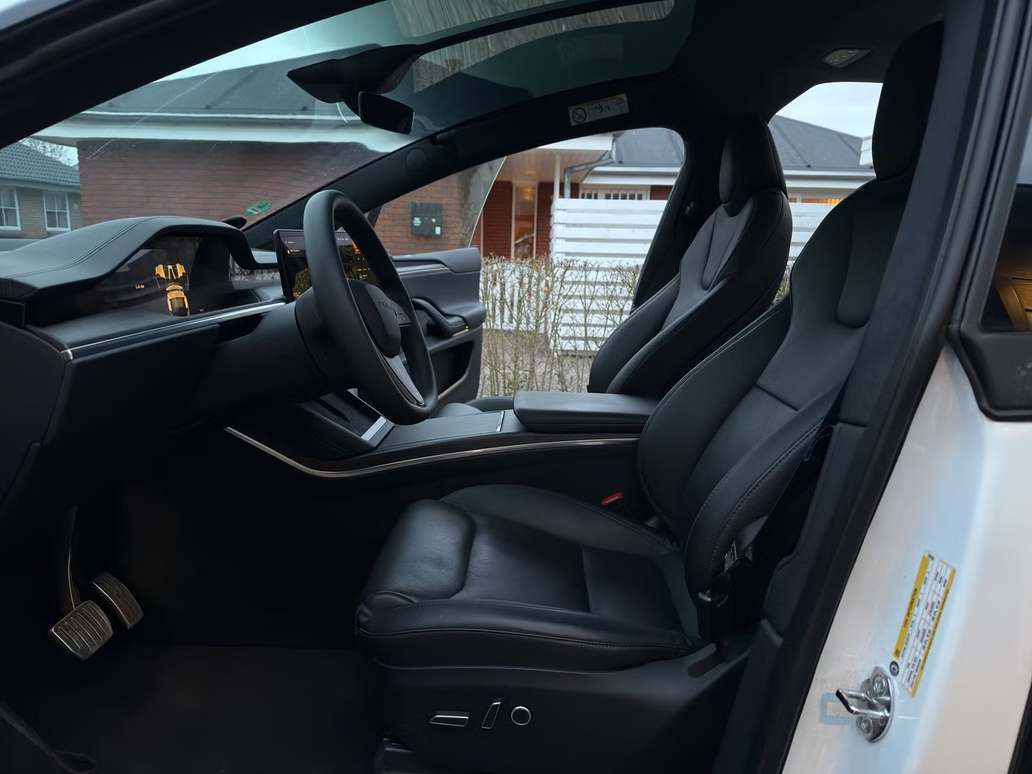 Hvid Tesla Model X fra 2024