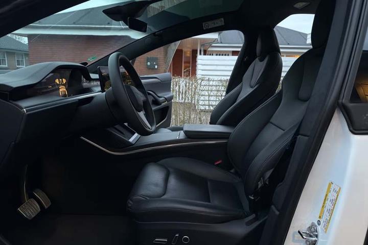 Hvid Tesla Model X fra 2024