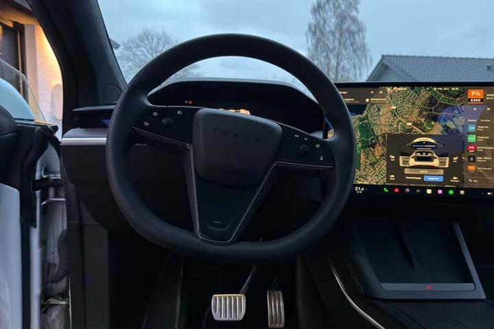 Hvid Tesla Model X fra 2024