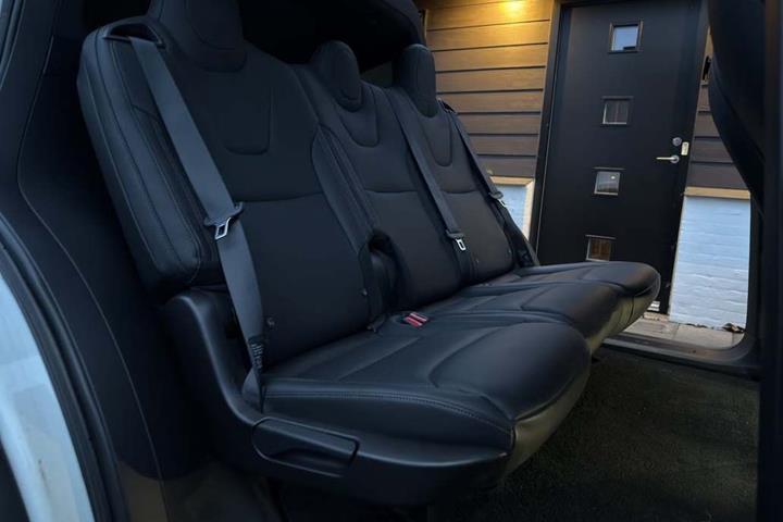 Hvid Tesla Model X fra 2024