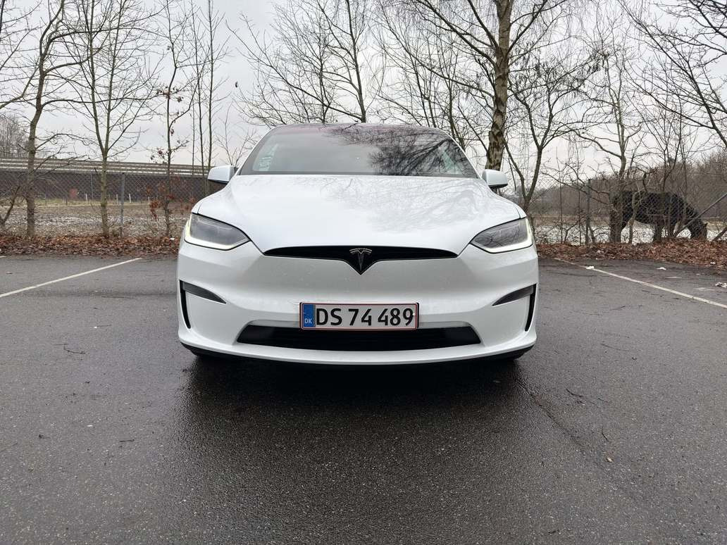 Hvid Tesla Model X fra 2024
